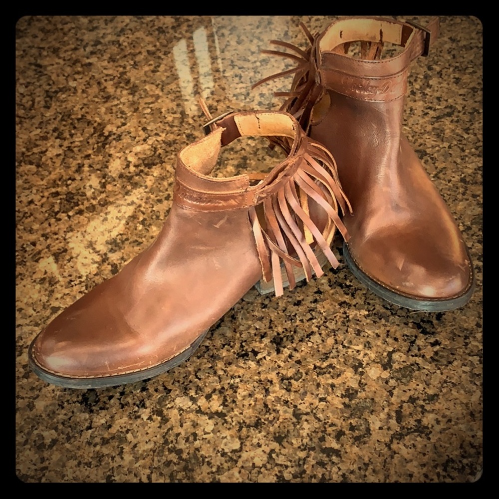 Women’s leather Harley Davidson boots.